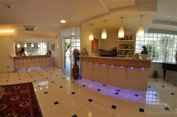 Hotel Haus Charlotte Сан-Бенедетто-дель-Тронто Экстерьер фото