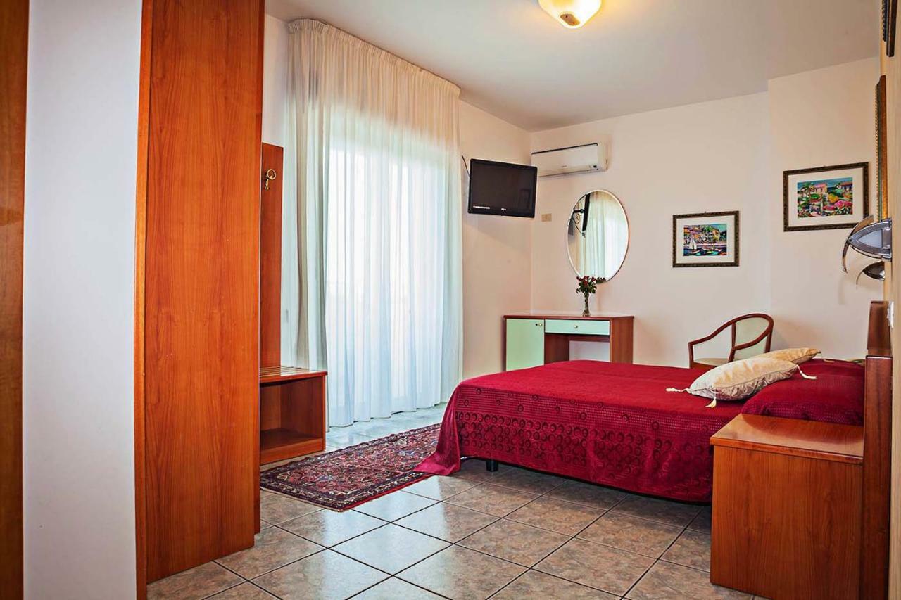 Hotel Haus Charlotte Сан-Бенедетто-дель-Тронто Экстерьер фото
